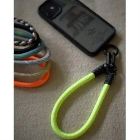 loops(ネオンイエロー) スマホ、キャンプや登山などのアウトドアでも大活躍のマルチストラップ【1634630】