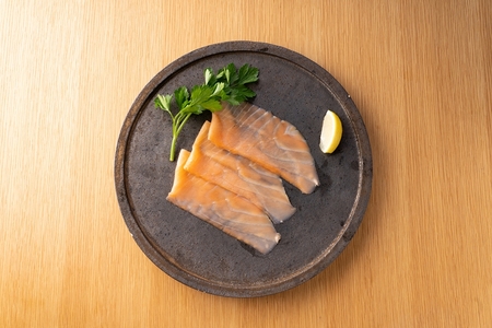[大判]《スモーク ノルウェーサーモン》300g (60g×5P) 熟練職人の手切り [1138]