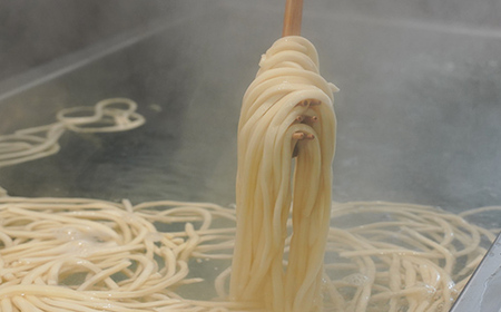 【3回定期便】本場讃岐手打ち式！ 生うどんこんぴらうどん 18人前×3回 つゆ3種類 だし醤油 かけつゆ ぶっかけだし 麺 手打ち 生麺 うどんつゆ 食品 名産品 ギフト 贈り物 四国 F5J-940