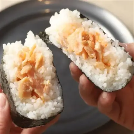 ＜北海道産＞熟成した 秋鮭のみを使用した 鮭フレーク 鬼塩 100g×5個_焼鮭の 秋鮭 秋サケ 手ほぐし フレーク 冷凍 国産 小分け 調理済み 一人暮らし セット おかず 冷凍 定期便 魚介類 海鮮 絶品 人気 笹谷商店 直営 釧之助本店 高級 北海道 釧路町 釧路超 特産品 _【配送不可地域：離島】【1081145】