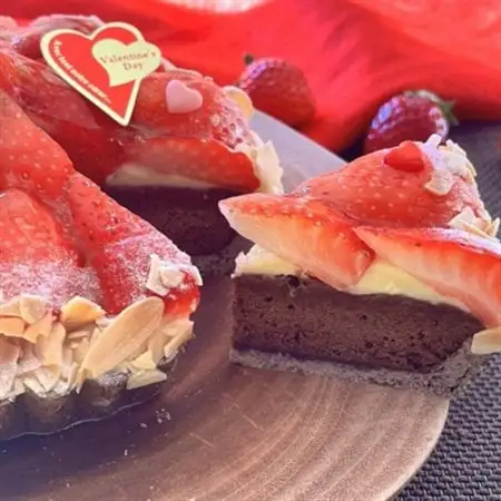 【2026年発送】真っ赤な苺ショコラタルト5号サイズ【配送不可地域：離島・北海道・沖縄県】【1615746】