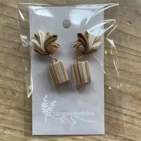 Wood Accessory　天然木の温かみを感じる職人手づくりの木とシルクつまみ細工のピアス【1630678】