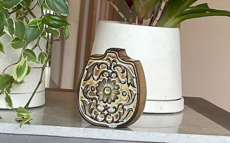 【瀬戸焼】一輪挿し　唐草模様　丸　（K28）【かしわ窯】一輪挿し 花瓶 花器 インテリア / 瀬戸市 [BBAJ018]