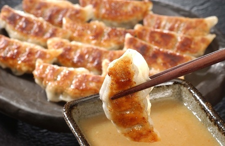 芦屋 伊東屋 謹製 オリジナル 黒豚 餃子 60個（醤油・味噌タレ 付き）