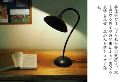 鉄製デスクランプR・テーブルランプ｜鍛鉄アイアンの温かい灯りと重厚感 E-ms-A32A