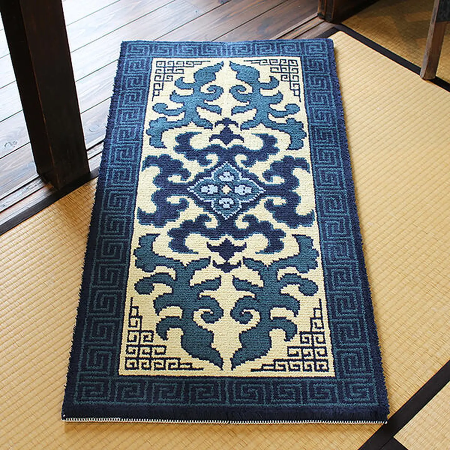 鍋島緞通【手織り】60×120cm 蔓花菱に雷文：C862-002