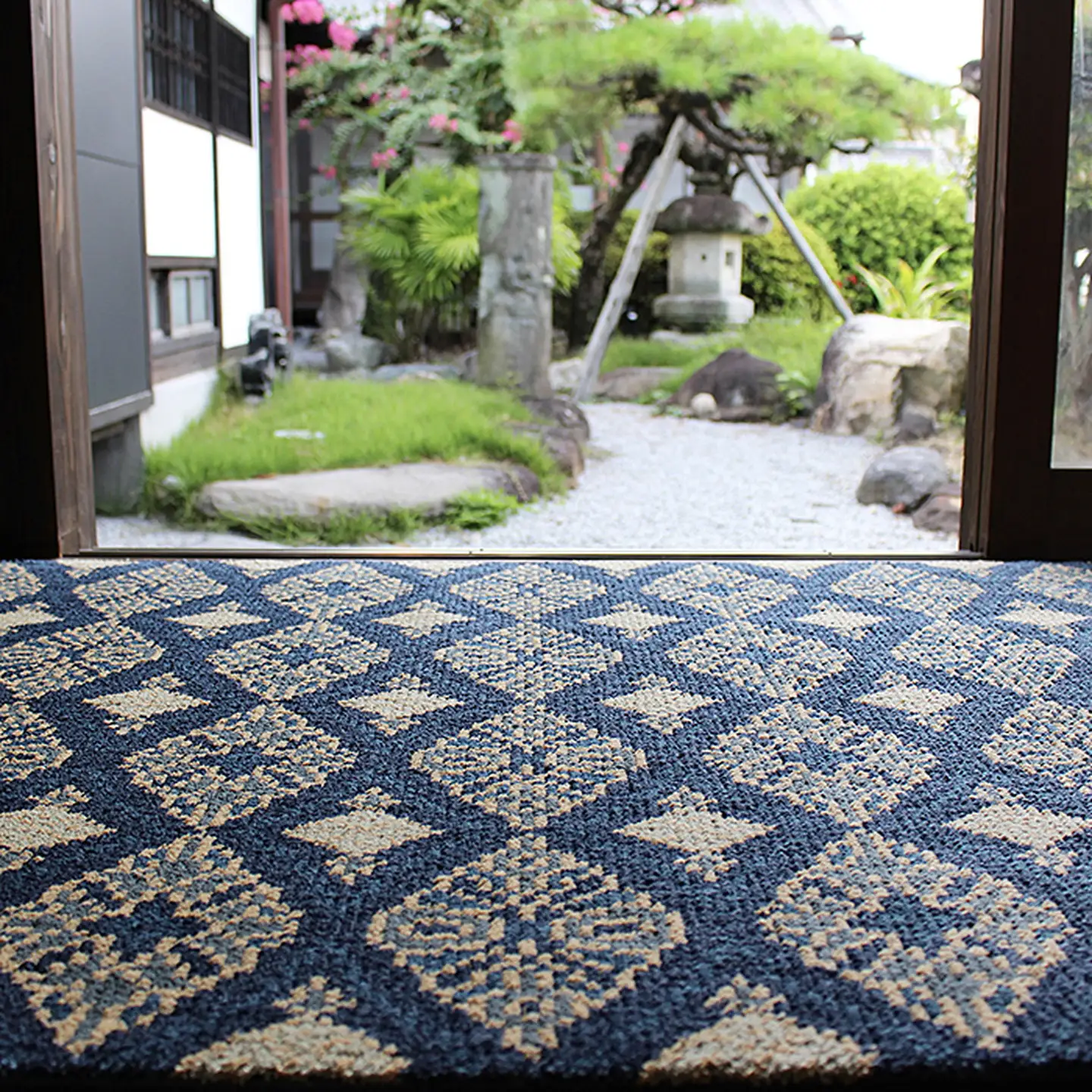 鍋島緞通【手織り】70×140cm 波流花：D127-015