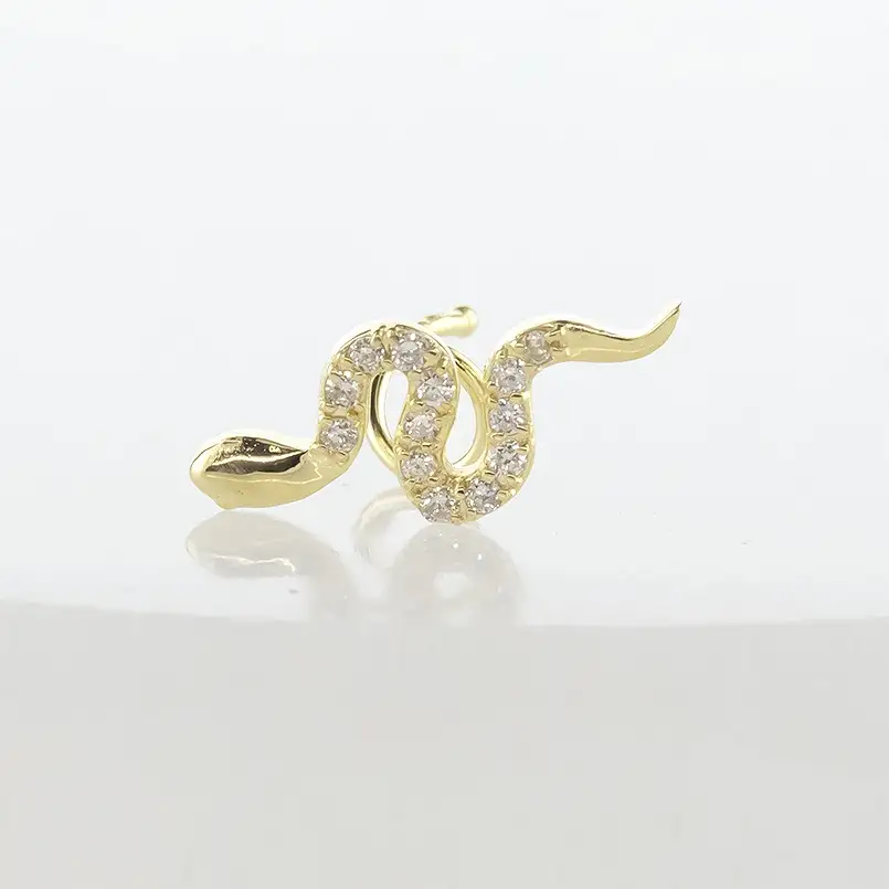 ヘビ 蛇 18金 ピアス つけっぱなし 片耳 ダイヤモンド キャッチのいらないピアス K18 へび 18k ゴールド スネーク シンプル お守り 巳年 干支 イエローゴールドK18 キャッチナッシャー 人気 普段 使い250326tp400yu SWAA268
