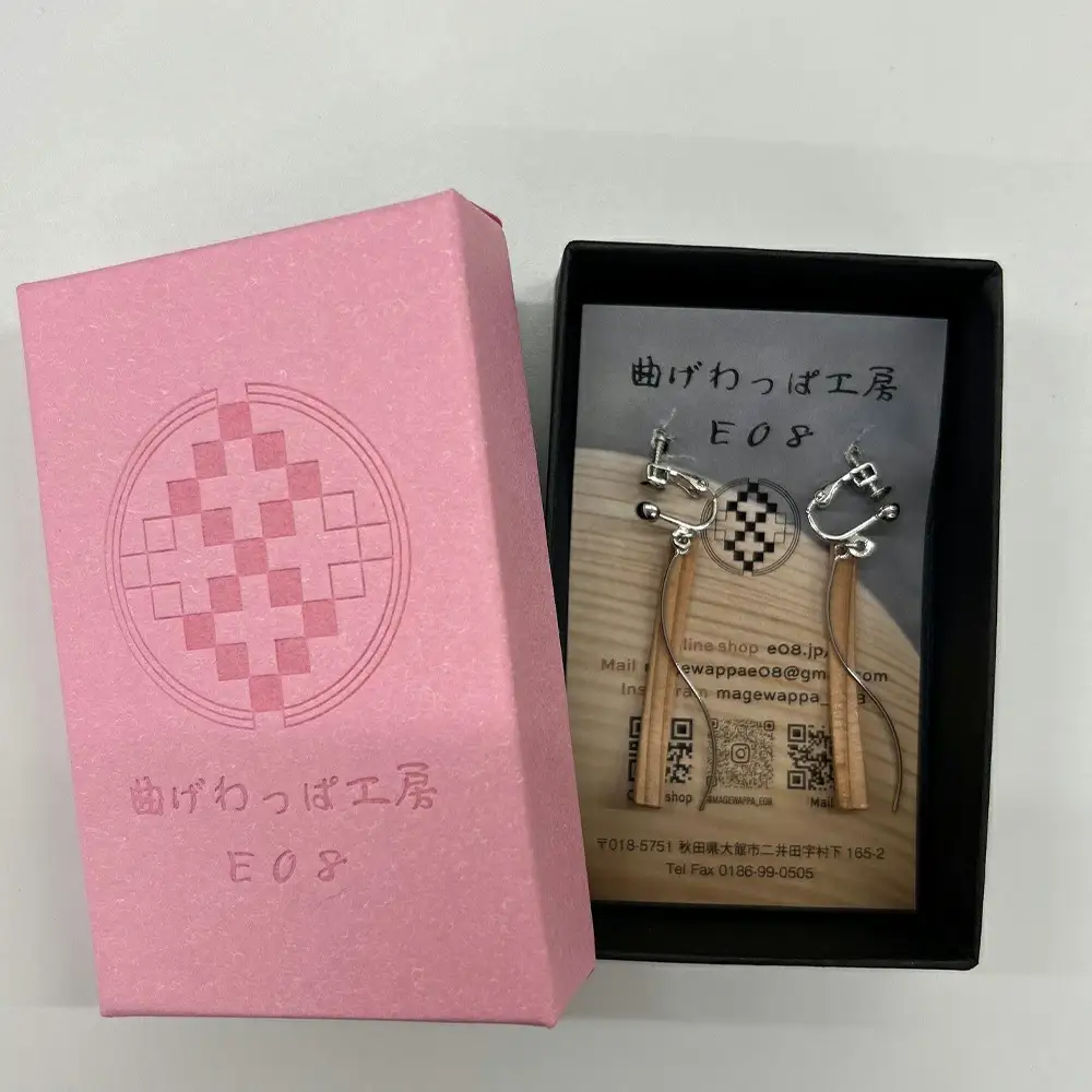【曲げわっぱアクセサリー】ウェーブタイプ（細長デザイン）イヤリング真鍮タイプ　【65P6009】