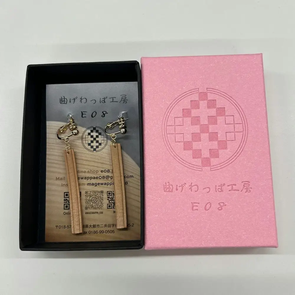 【曲げわっぱアクセサリー】ウェーブタイプ（太長デザイン）イヤリング真鍮タイプ　【65P6012】