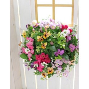 C053 花うるる おまかせハンギング 寄せ植え Ｍサイズ(完成品 鉢 鉢植え 壁掛け ハンギングバスケット 通販 プレゼント おしゃれ 珍しい 苗 玄関 屋外 フラワーギフト 誕生日 花苗 ギャザリング 冬 プランター ハンキング 花飾り 園芸 アレンジメント 春 お花