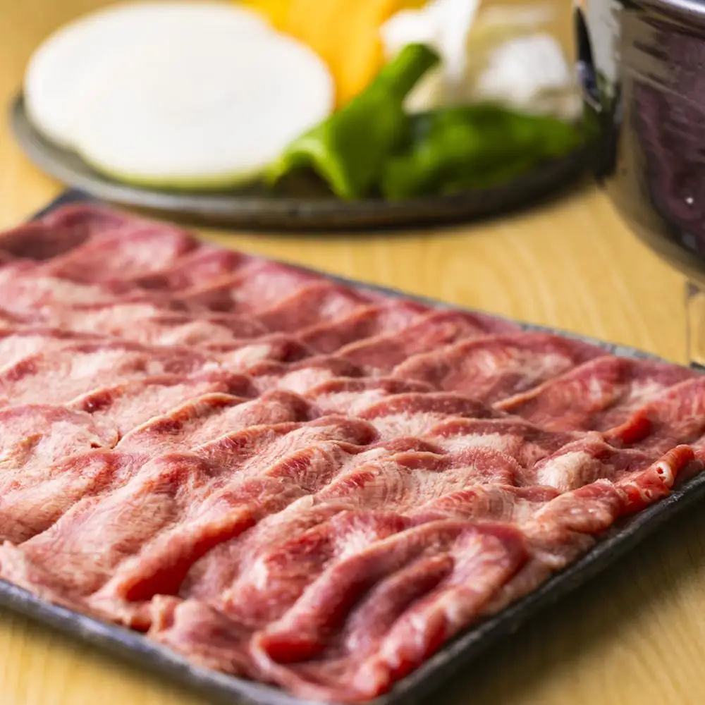 薄切りならではの柔らかくジューシーな食感。試行錯誤でたどりついた、この味付け！牛タンの美味しさの新境地。ごまの風味と香りの薄切り牛タン800g 【牛タン 牛たん タン肉 薄切り 胡麻油 ごま油 ゴマ油 焼肉 焼き肉 切り落とし カット済み お取り寄せ タン先 タン中 タン元 簡単料理 キャンプ 人気 焼き肉牛タン 焼肉牛タン ごま風味 ゴマ風味 胡麻風味 BBQ 三重県 四日市 ふるさと納税】
