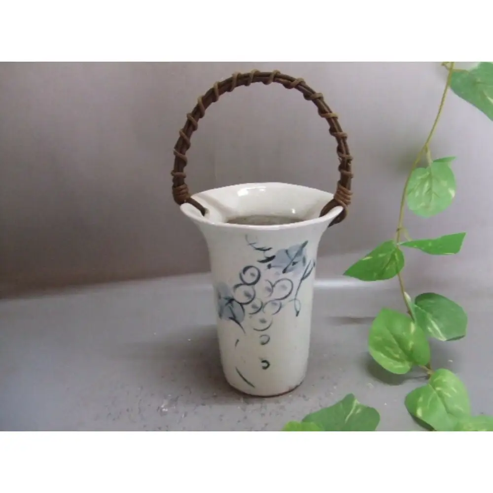 【信楽焼】つる付粉引ぶどう絵花入れ・花瓶・花器　nha-043