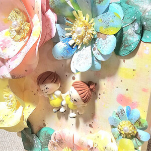 「笑顔の花が咲く場所」世界に一つの似顔粘土の制作、画用紙をローラーで着色した世界に一つのお花で作品を作ります。