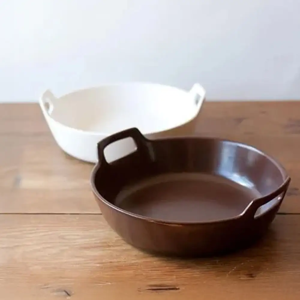 【萬古焼（ばんこやき）】スタイリッシュな浅型円形デザインの西洋土鍋 4th-market  ロティ グリルキャセロール 赤1個【鍋、土 鍋、煮物、スープ、万能、肉料理、魚料理、焼野菜、おしゃれ、かわいい、結婚祝、出産祝、セット、贈答、普段使い、手作り、冬、煮込み、一人用、家庭用、一人暮らし、家族、ファミリー、新生活、スープ、三重県 四日市市 ふるさと納税】