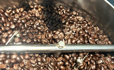 コーヒー ヒミココーヒー 豆のまま、又は挽いたタイプの中挽き 選べる2パターン 100g 標高約1,300ｍの高地で日本人女性が経営するコーヒー農園で栽培期間中農薬を使わずに栽培を行った香り高いアラビカ豆100％のコーヒー 中挽き