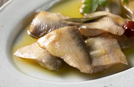 鮎アヒージョ　岐阜の清流「長良川」の鮎を使っています