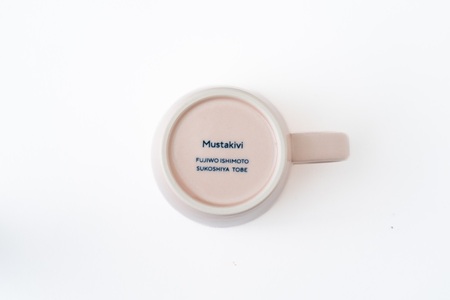 【Mustakivi】 MUKI マグカップ PINK｜ ムスタキビ Mustakivi むすたきび MUSTAKIVI Marimekko マリメッコ デザイナー 砥部焼 北欧 キッチン 食器 食器 湯呑 皿 ティーカップ 石本藤雄 フィンランド おしゃれ ギフト プレゼント 贈り物 テーブルウェア 数量限定 人気 おすすめ 愛媛県 松山市 送料無料【IYT074】