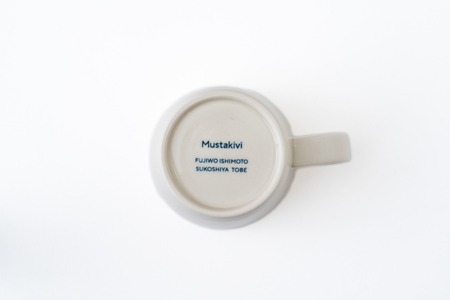 【Mustakivi】 MUKI マグカップ WHITE｜ ムスタキビ Mustakivi むすたきび MUSTAKIVI Marimekko マリメッコ デザイナー 砥部焼 北欧 キッチン 食器 食器 湯呑 皿 ティーカップ 石本藤雄 フィンランド おしゃれ ギフト プレゼント 贈り物 テーブルウェア 数量限定 人気 おすすめ 愛媛県 松山市 送料無料【IYT075】
