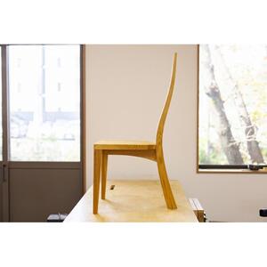 曲線が美しい。東京・八王子産の杉を使った「ダイニングチェア」