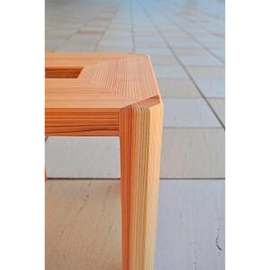 オブジェとしても美しい　多摩産の杉を使った「四角スツール」