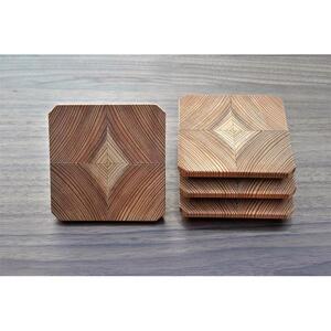 職人の技が光る。木目の美しい「年輪コースター」（杉）