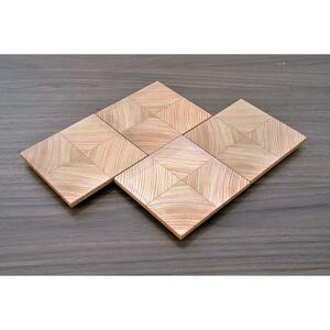 職人の技が光る。木目の美しい「年輪コースター」（ヒノキ）