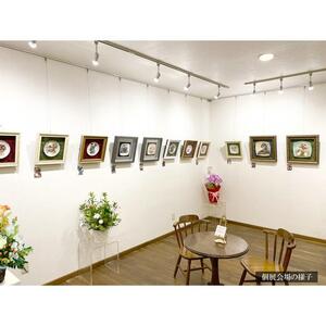 【金縁・金名入れ付　額装仕上げ】金賞受賞作家が描く大切なペットの肖像画　上絵付け技法（アンティーク加工を施した額：ブラウン）