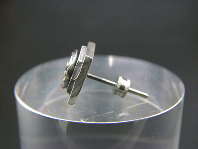 Pyramid flower pierce