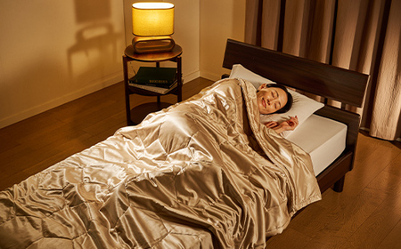 「毎日シルクに包まれて眠りたい」【中わた 富岡産シルク100％】 シルク掛布団（シングルサイズ） シャンパンゴールド シルク 絹 贈り物 ギフト 国産 F21E-432