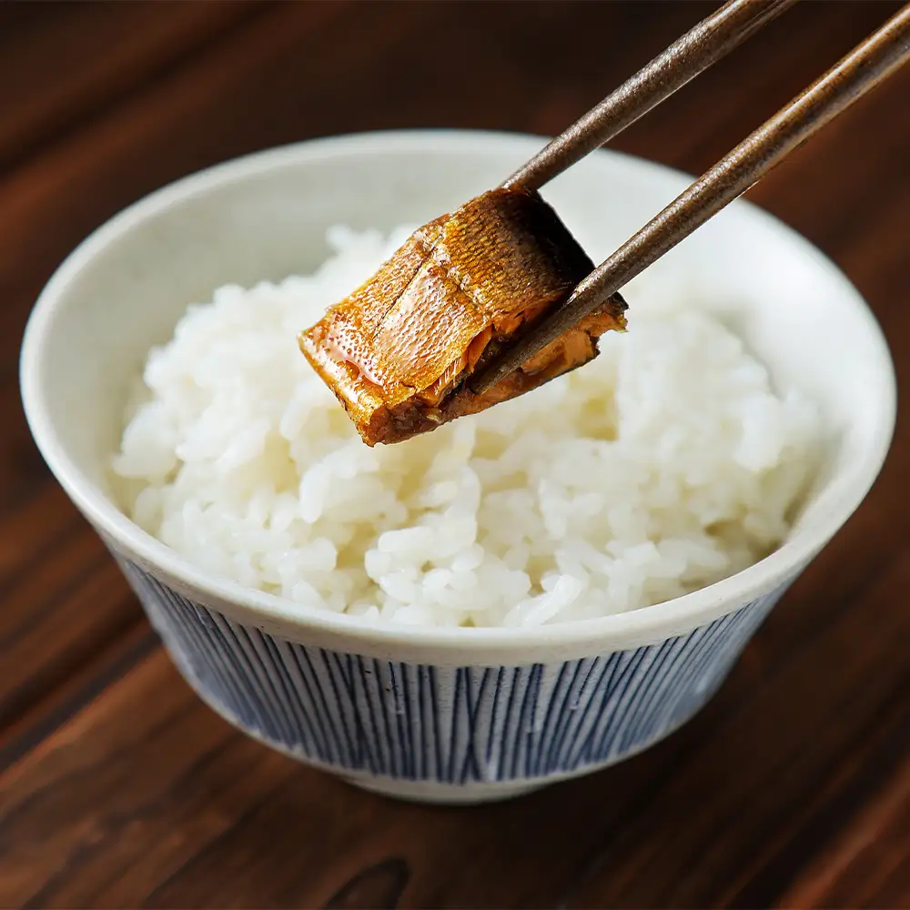 鮎の甘露煮3尾入り 無憂舘（府中市） ／ あゆ 魚 惣菜 ご飯のお供 鮎料理 真空パック 老舗 伝統製法 秘伝のタレ 甘辛 旨味 しっとり お歳暮 お中元 贈答品 広島県 No.1163