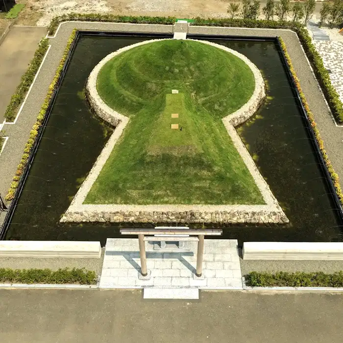 古墳墓 野田ほたるローズガーデン C．（2人用）2段目 ／ 竹田恒泰 竹田式古墳墓 古墳 お墓 前方後円墳 樹木葬 永代祭祀 永代供養 古墳の窓口 株式会社前方後円墳 千葉県野田市 鳥居 神道式 神仏習合 千葉県 No.353