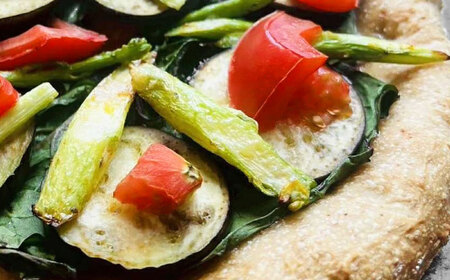 【お中元対象】【 糸島野菜 × 天然酵母 】 手作り 農園 全粒粉ピッツァ アンチョビソース 1枚 糸島市 / わかまつ農園[AHB054]
