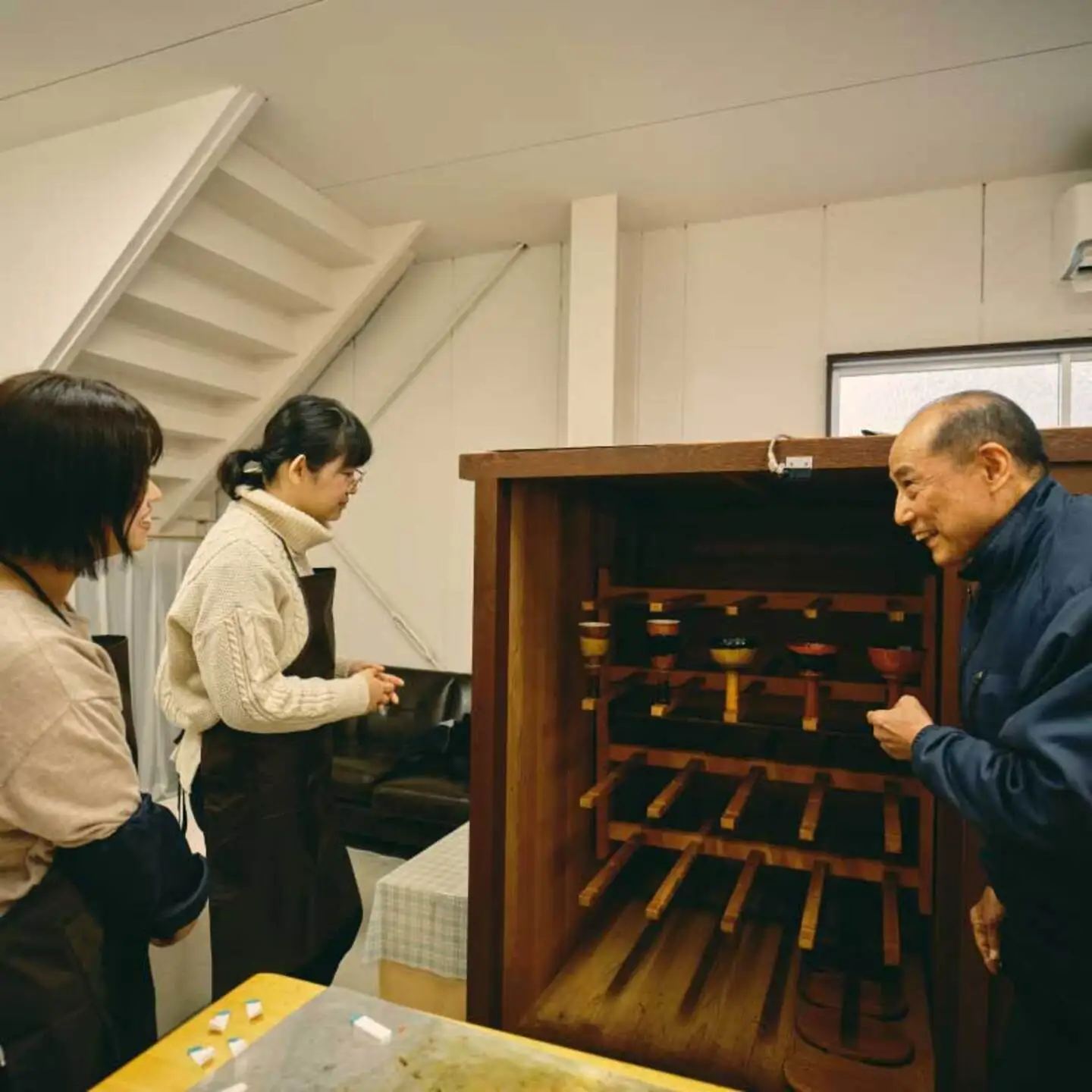 伝統工芸・越前漆器の職人から学ぶ　木製トレーの拭き漆体験