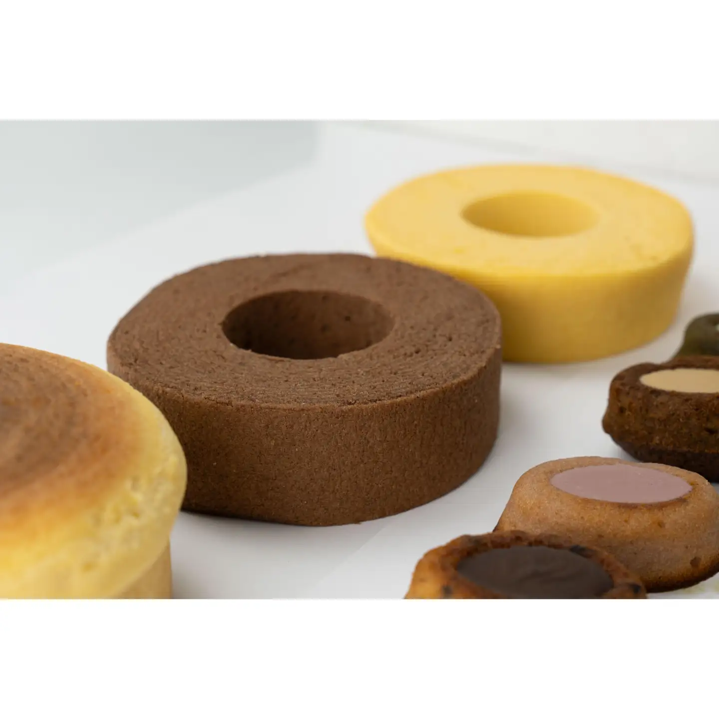米菓バウム【ホール】ショコラ 冷凍発送 グルテンフリー 米粉 米粉菓子 小麦不使用 バウムクーヘン しっとりなめらか 優しい甘さ [1322]