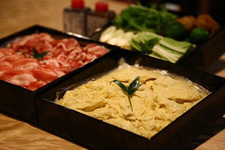 伊勢原ハーブポークと生湯葉のしゃぶしゃぶセット うれしい野菜付き (5人前)《重箱入り／冷凍チルドでお届け》豆腐 とうふ料理 夢心亭 [0899]