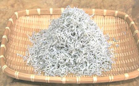 【 6回 定期便 】 土佐黒潮 こだわり の ちりめんじゃこ 560g 合計 3.36kg 毎月届く 冷凍 小分け 便利 無添加 無着色 国産 小魚 魚介 海産物 グルメ お取り寄せ 25-751