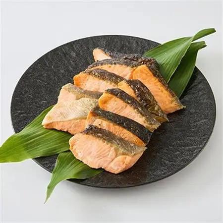 【直火焼き魚】骨取り 銀鮭塩焼き ハーフカット 10切入 加熱済【配送不可地域：離島】【1700141】