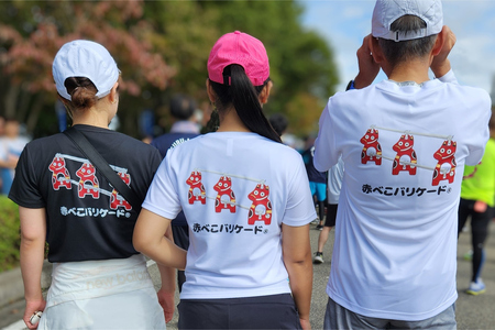 赤べこバリケード(R) ドライTシャツ 背プリント・胸1匹 白｜赤べこ 赤ベコ あかべこ アカベコ 赤べこバリケード 赤ベコバリケード Tシャツ おもしろTシャツ ドライ かわいい 会津若松市 会津 福島県 [1168]