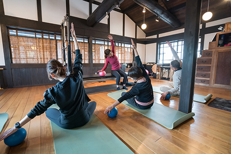 はちたび「八幡堀の魅力を歩いて体感する旅」（ピラティス×ノルディックウォーキング）【HP01W】 体験 ピラティス ウォーキング 健康 滋賀県 近江八幡市