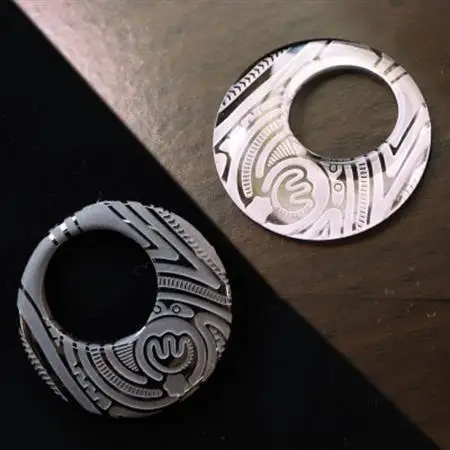 【Do_goods】縄文土器の文様を刻む 水晶とオニキス アミュレット  659-989【配送不可地域：離島・沖縄県】【1565335】