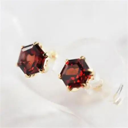 【山梨県】【ジュエリー】K18 Garnet Hexa/ガーネット ヘキサ ピアス【配送不可地域：離島・沖縄県】【1605875】