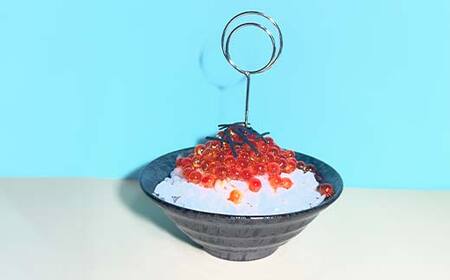 ★ミニイクラ丼のメモスタンド 食品サンプル★北海道釧路市発 ハンドメイド イクラ丼 フェイクフード 名刺立て デスク雑貨 インテリア ユーモア ギフト F5F-0146