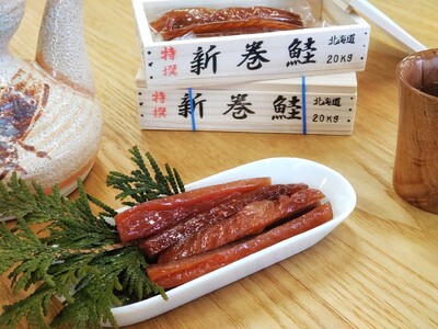 新巻鮭　ミニチュア木箱（鮭トバ入）２箱【ミニチュア　木箱　鮭　さけ　サケ　北海道　海産物　珍味　魚介類　贈り物　お土産　インテリア　小物入れ】(AP0001)
