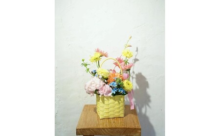 【3回定期便】季節の生花カラーバスケットフラワーS / お花 フラワー ミニサイズ アレンジメント カラーバスケット おしゃれ インテリア 省スペース プチギフト おまかせ 手作り 雑貨 季節の便り 初心者 高知【株式会社tomoni】[ATCG056]