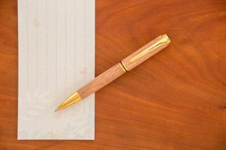 ふるさとの木を身近に感じる《アベマキボールペン -honest-》 1本（ペン用ケース入り） | ツバキラボ ペン 文具 文房具 筆記用具 ケース入り ボールペン 贈り物 ギフト M44S29