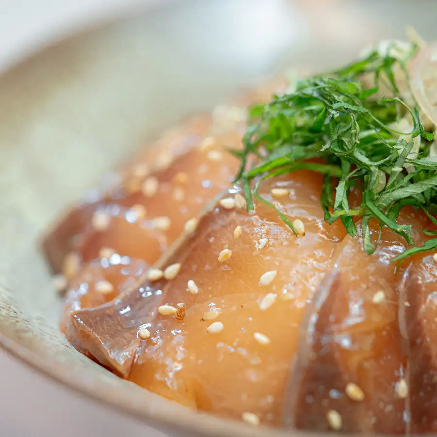 朝〆ぶり ごまだれ漬け丼用 100g×2袋 養殖 ブリ 鰤 海鮮 小分け 冷凍 簡単調理 新鮮 海鮮丼 家庭用 晩酌 高知県産 産地直送 おすすめ 人気 贈答 配達日指定可 高知県 大月町 うみのファーム