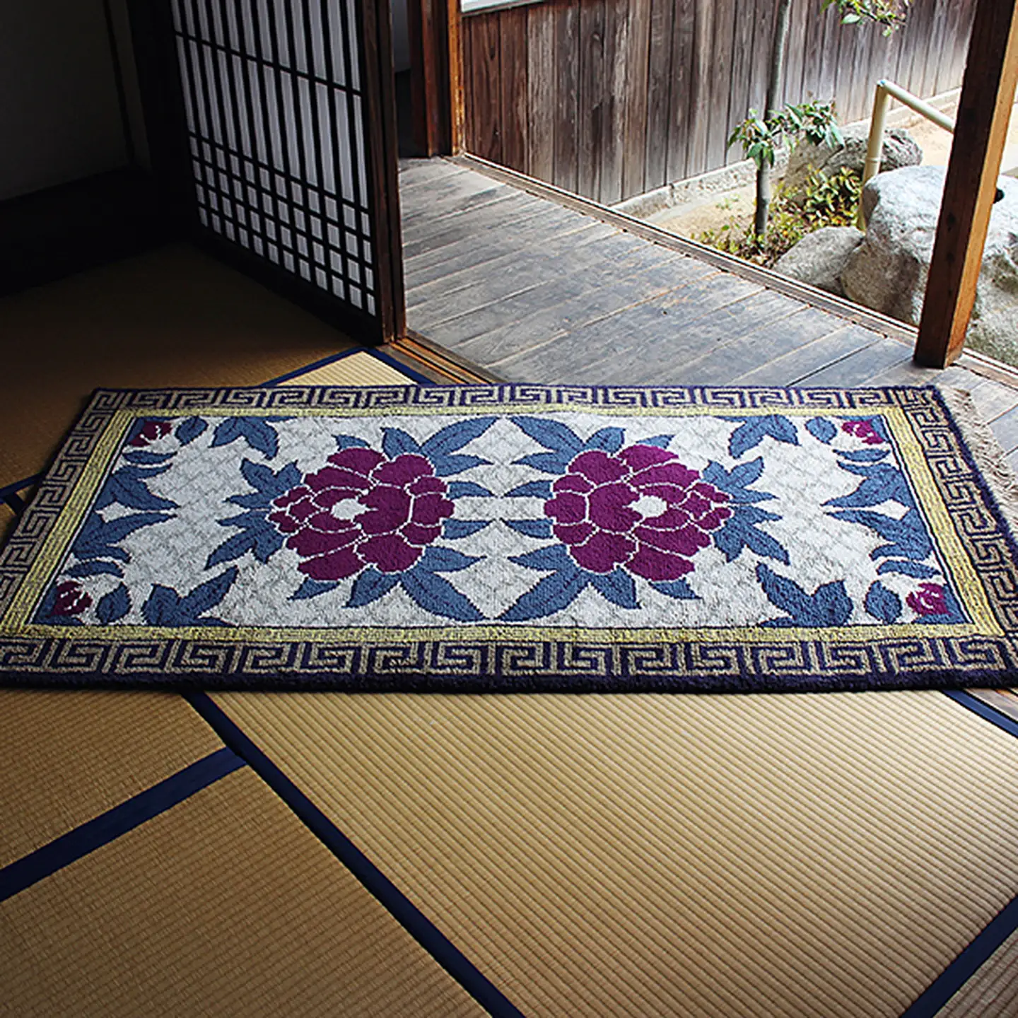 鍋島緞通【手織り】95×191cm 華牡丹に松皮文様縁二重雷文：D253-013