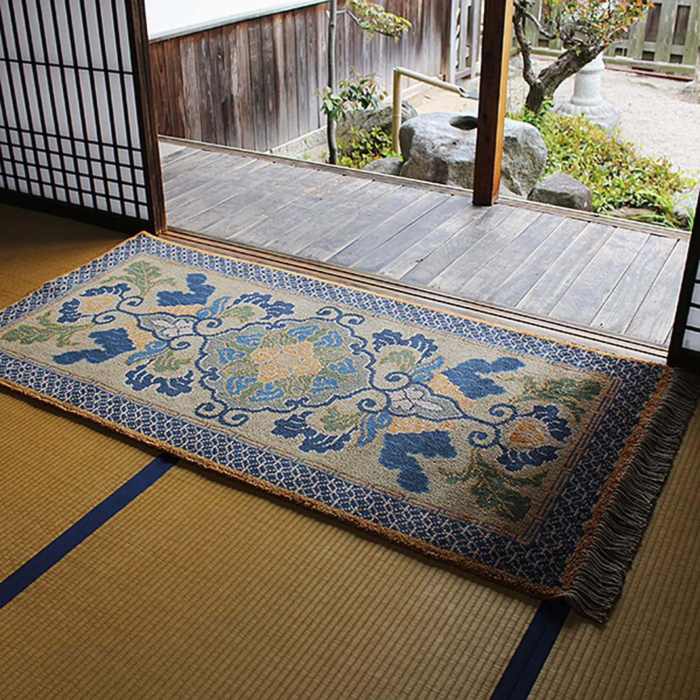 鍋島緞通【手織り】95×191cm 蟹牡丹文縁七宝繋に小雷文朽葉：D253-014