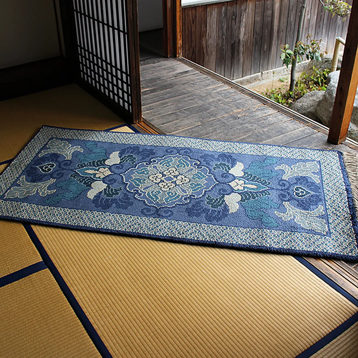 鍋島緞通【手織り】95×191cm 蟹牡丹文縁七宝山形花あさぎ：D253-015